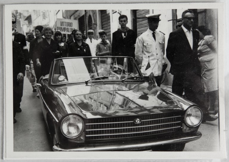 Poggibonsi, 18-19 luglio 1964, XX° anniversario della liberazione e conferimento ad Alcide Cervi della cittadinanza onoraria. Alcide Cervi accompagnato in auto al corteo lungo le vie della città